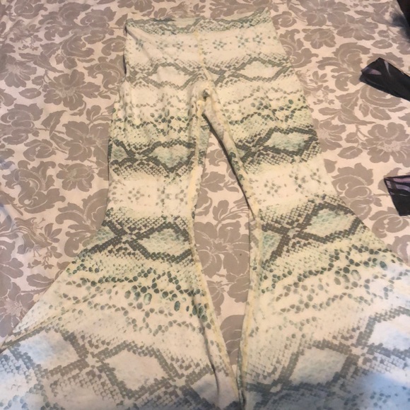 SOLD🌷Teeki Snake lite Bells S  *28’ inseam* - Picture 2 of 7